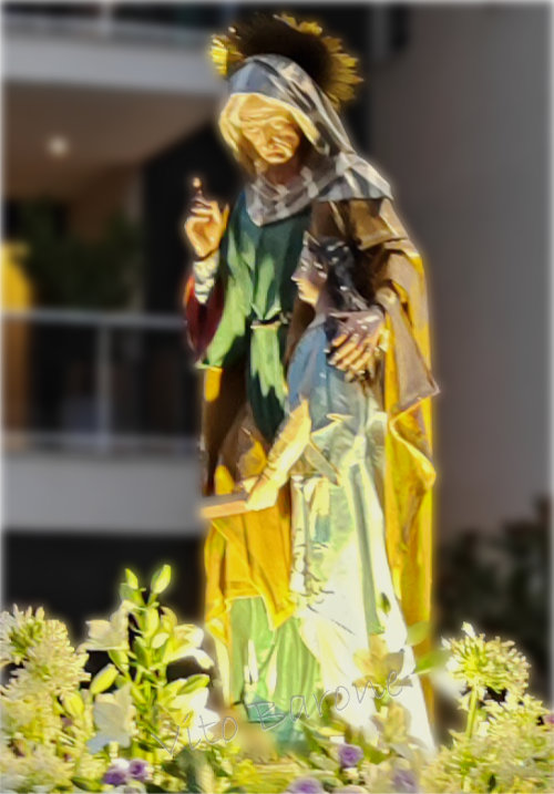 statua di Sant'Anna in processione