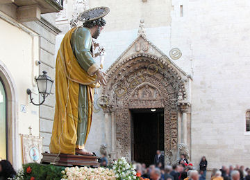 partenza della processione dalla Cattedrale