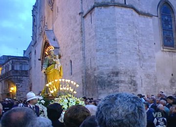 partenza della processione dalla Cattedrale