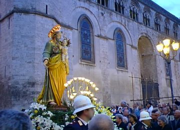 partenza della processione dalla Cattedrale