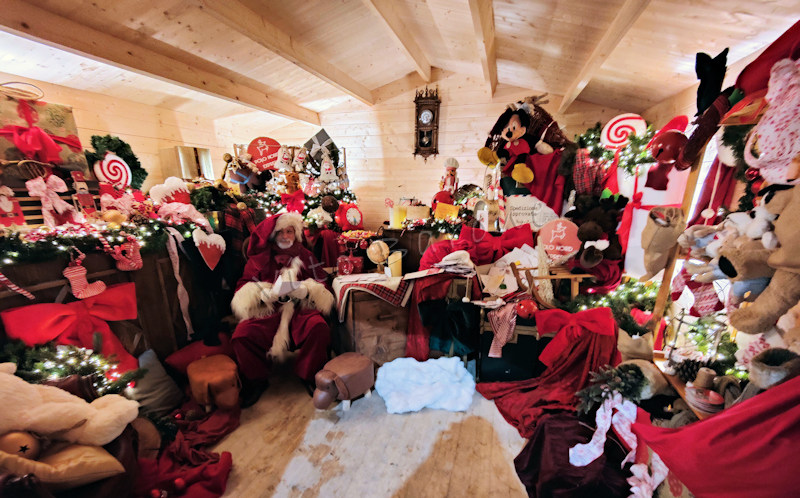 Piazza Duomo - interno casa di Babbo Natale