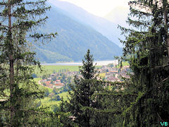 Santa Valburga - Sankt Walburg - il lago di Zoccolo visto dal paese